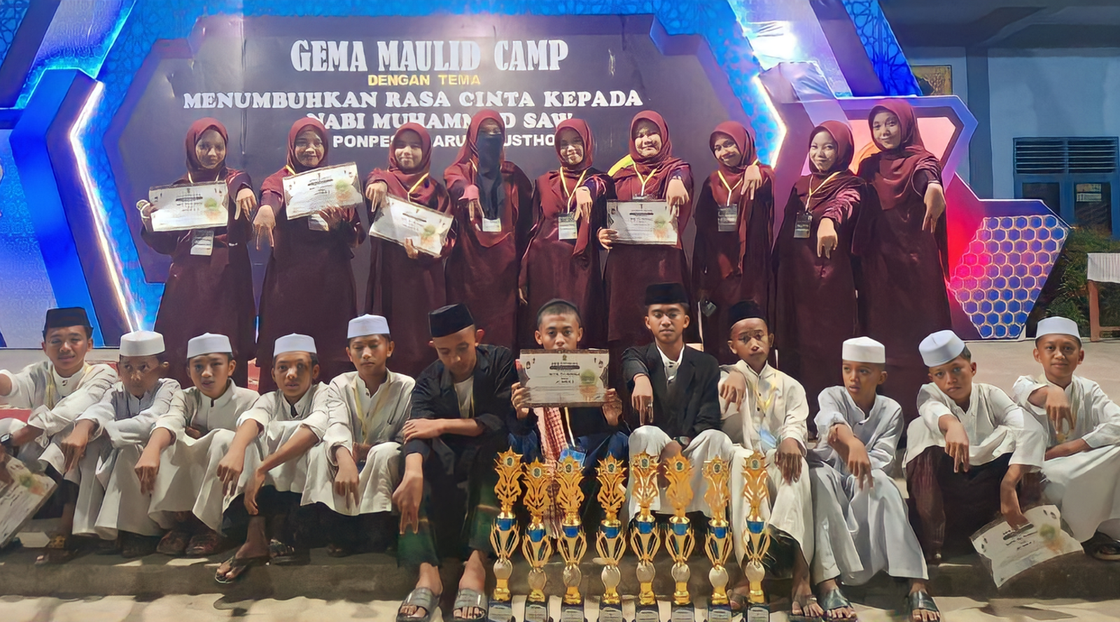 Santri yang berprestasi pada Perlombaan Gema Maulid di Pondok Daarul Mustofa