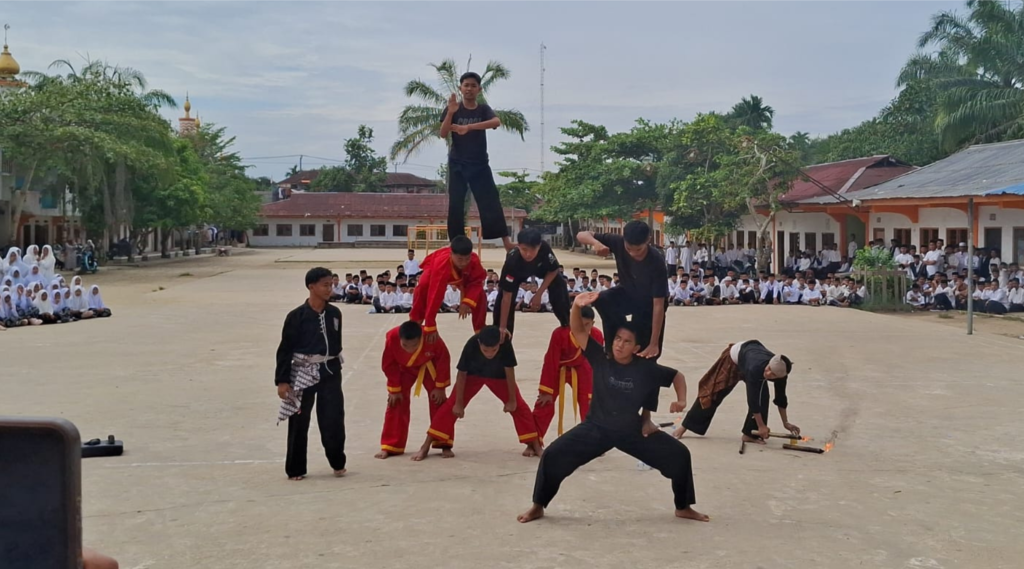 Penampilan pencak silat MTs Al-Azkiya